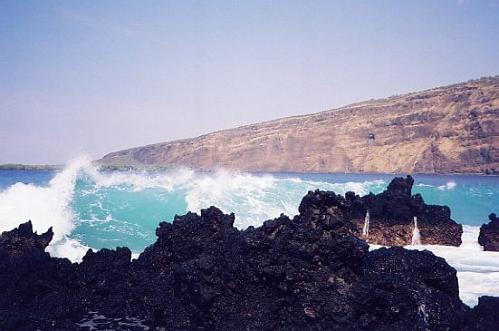 kbay1.jpg - Big surf at Manini Beach